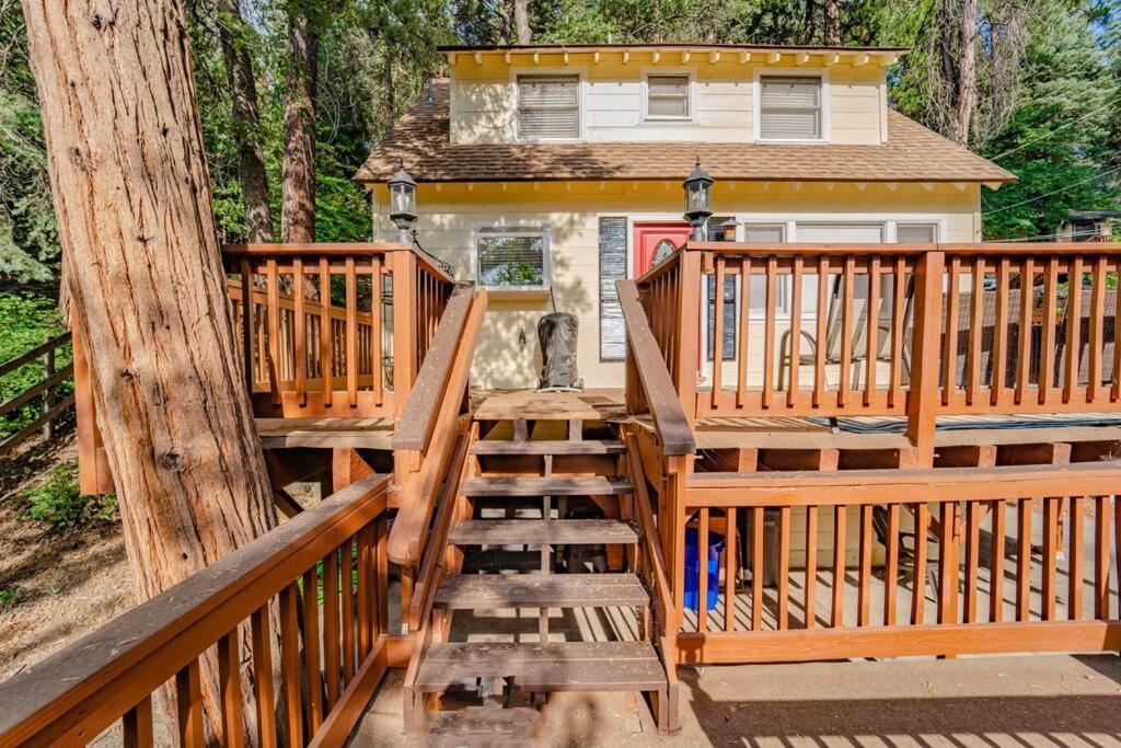 The Yellow Cottage In The Woods Skyforest Exterior foto