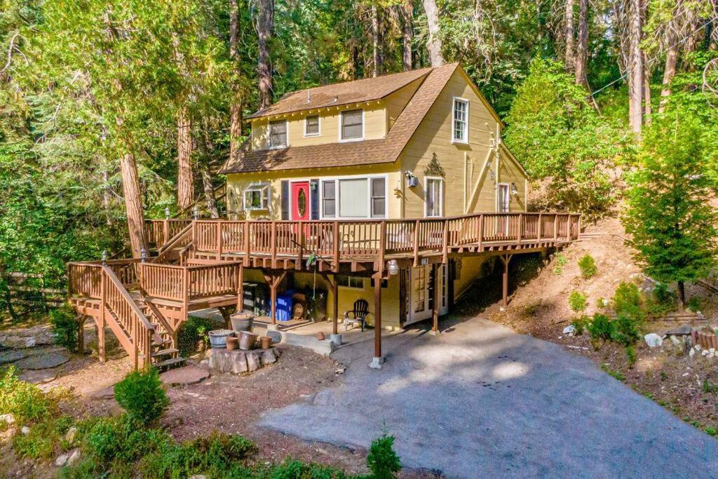 The Yellow Cottage In The Woods Skyforest Exterior foto